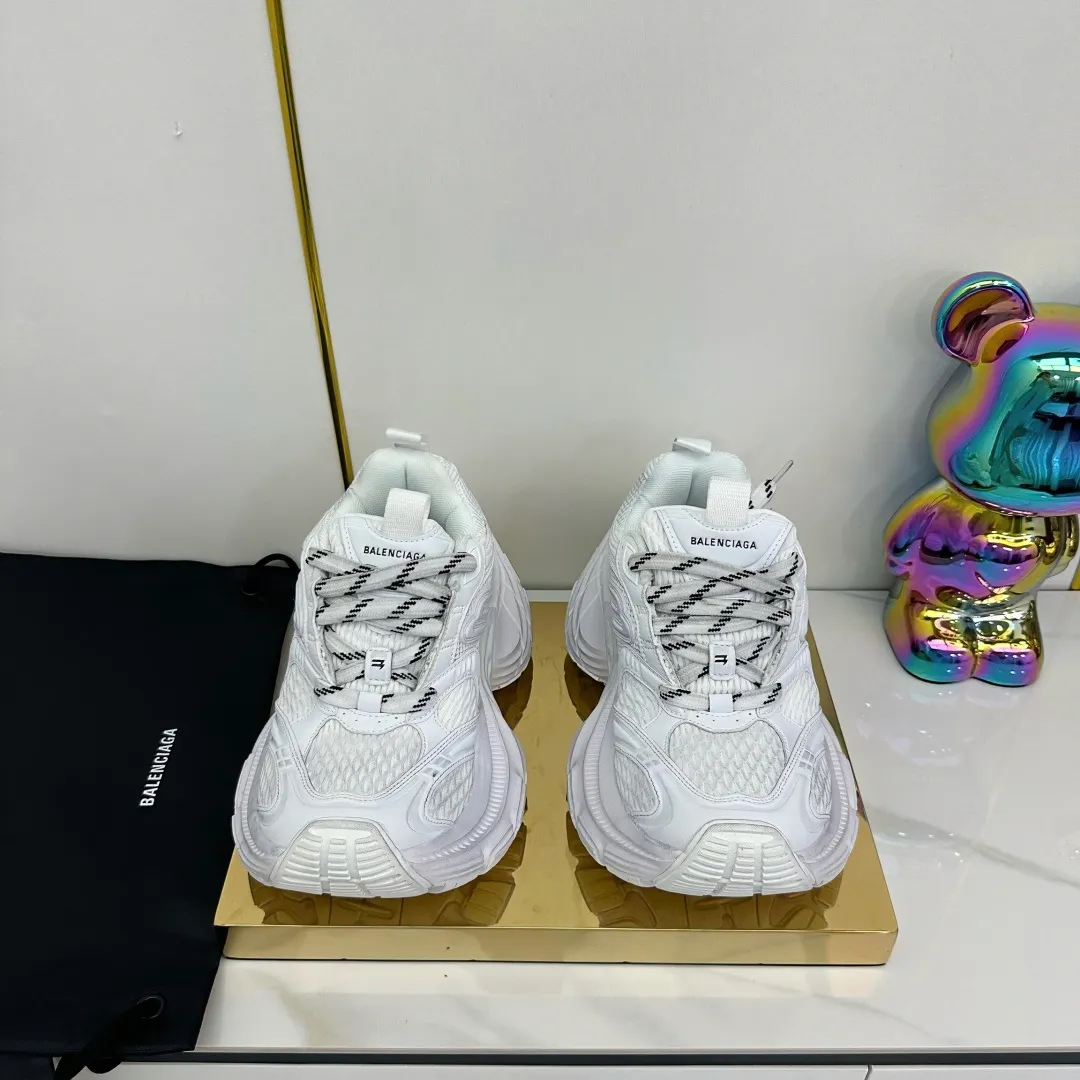 👟👟Ex-factory price 680👟👟 Balenciaga Balenciaga CARGO 6XL Sneakers Round-toe lace-up Low-cut lifestyle mesh lace-up Low-cut catwalk retro Balenciaga is always at the forefront of fashion. This model has huge size and eye-catching design. It is in line with the current "" trend. It uses an all-black color scheme to create a low-key yet gorgeous effect. The 6XL size makes it a conspicuous presence in the market. Suitable for people who pursue individuality. The products released this time once again reflect their innovation capabilities. They are made of microfiber and mesh. Its avant-garde design, exaggerated volume and reflective details give it a special silhouette. It is made of mesh material, which brings good foot feel, comfortable and breathable. The appearance still adopts the classic shape. The shoe body is fashionable and easy to wear. Item No.: 815859 W2MV2 1012 Size: 35-46